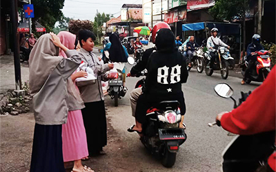 Jum'at Berkah, Orsama MTs Al-Islam Bagi Takjil Gratis