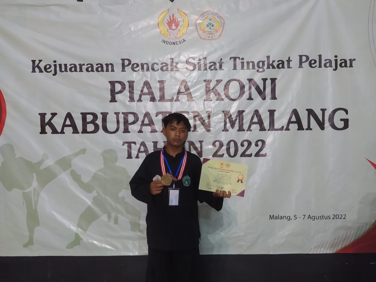 Ahmat Rozikin Siswa Kelas IX MTs Al-Islam Peraih Medali Emas dalam Kejuaraan Pencak Silat Tingkat Pelajar Piala KONI Kabupaten Malang. Foto: dok MTs Al-Islam